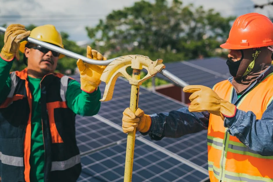 Gritt Robotics : des engins pilotés par l’IA pour construire les centrales solaires face au manque de bras