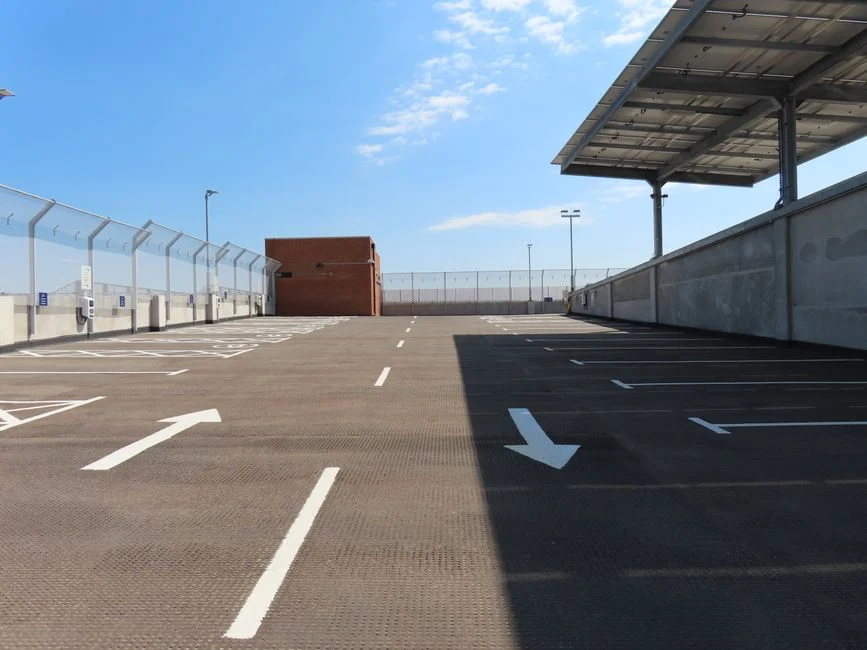 Carrefour confie à Greenvolt Next des ombrières solaires sur 120 parkings : 25 MWc et 45 000 panneaux