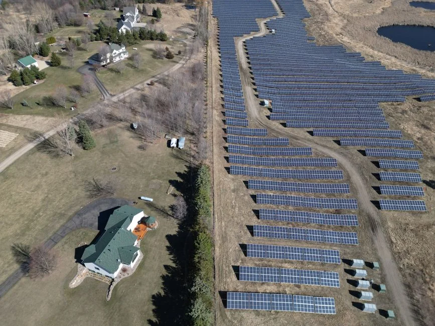 Royaume-Uni : quatre grandes centrales solaires avec batteries autorisées en octobre, dont une de 1,12 GWc